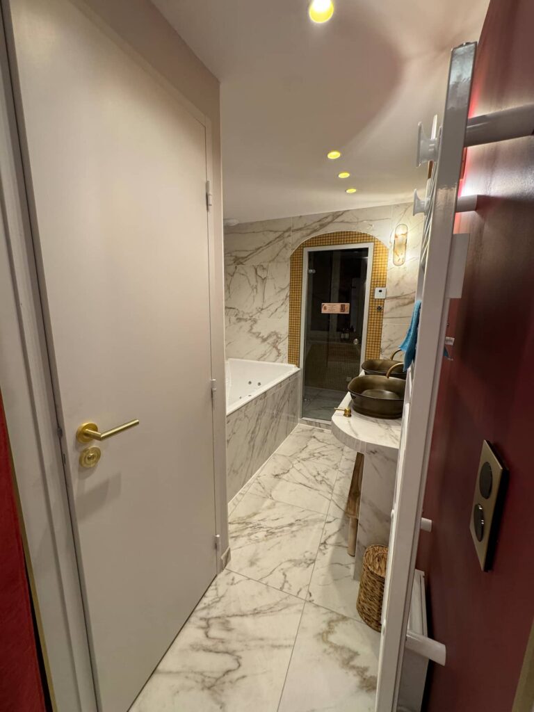 La Suite Romaine à Nîmes : accès à la salle de bains