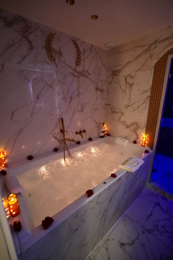 La Suite Romaine à Nîmes : baignoire balnéothérapie deux places avec chromothérapie