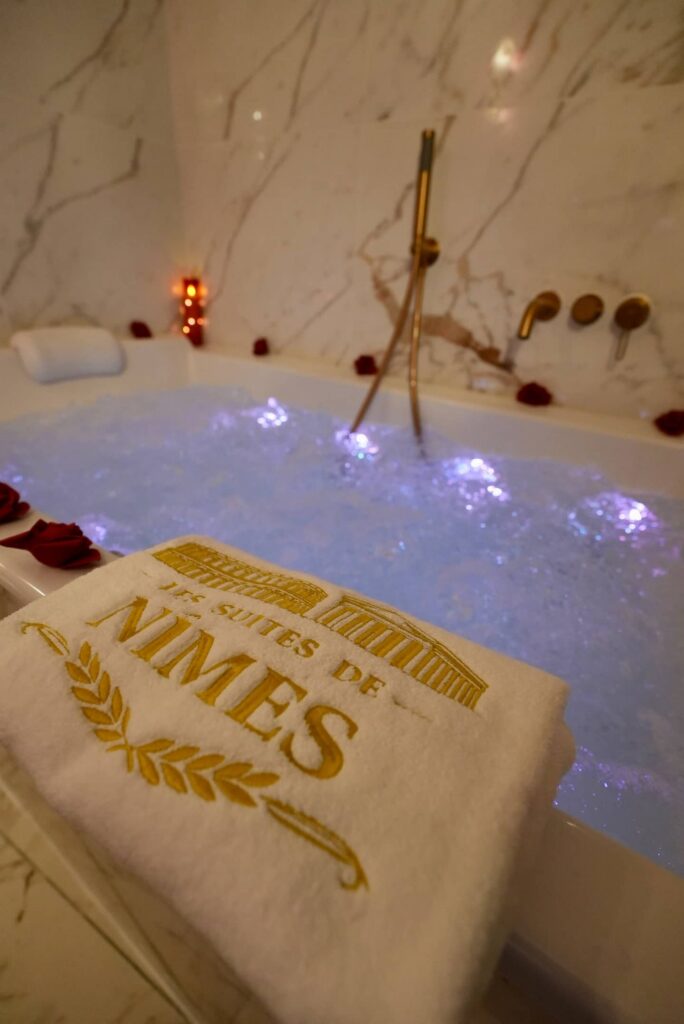 La Suite Romaine à Nîmes : baignoire balnéothérapie deux places