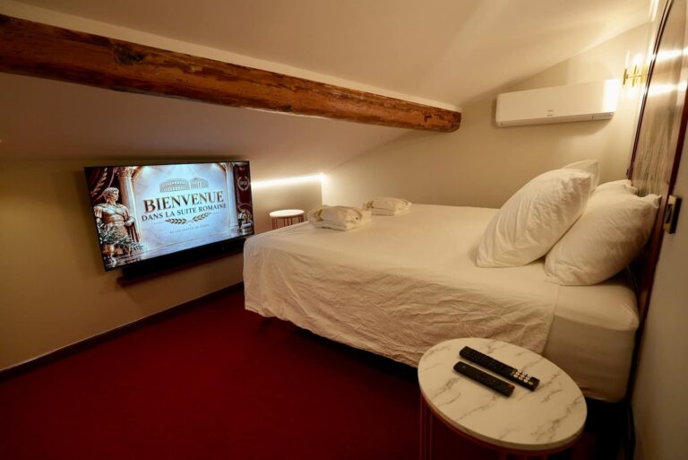 La Suite Romaine à Nîmes : chambre 1 climatisée avec téléviseur