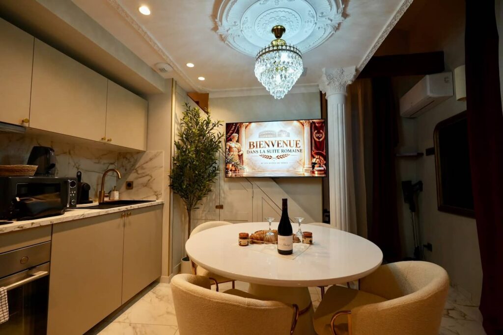 La Suite Romaine à Nîmes : cuisine ouverte et espace repas