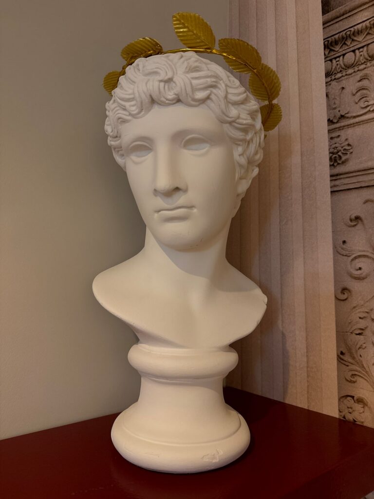 La Suite Romaine à Nîmes : décoration, buste romain