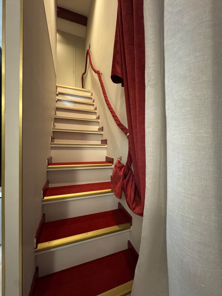 La Suite Romaine à Nîmes : escalier vers l'étage