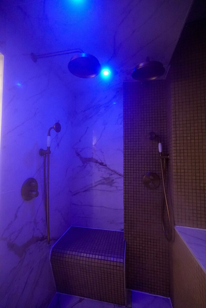 La Suite Romaine à Nîmes : hammam et douche, lumière d'ambiance