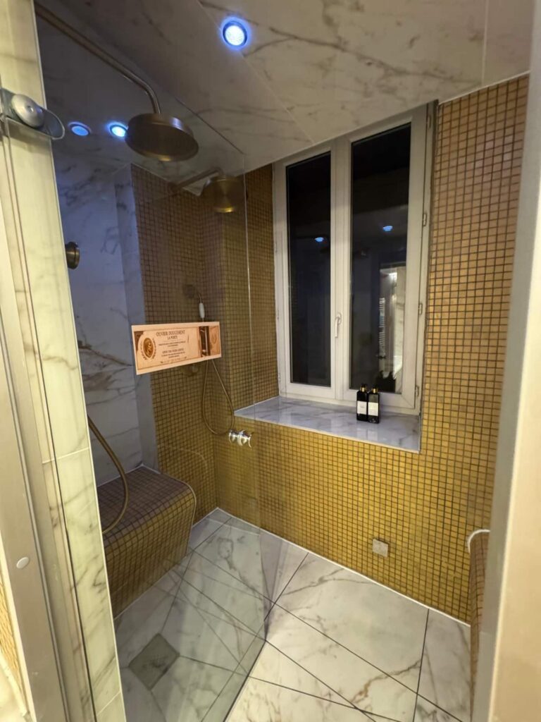 La Suite Romaine à Nîmes : douches du hammam