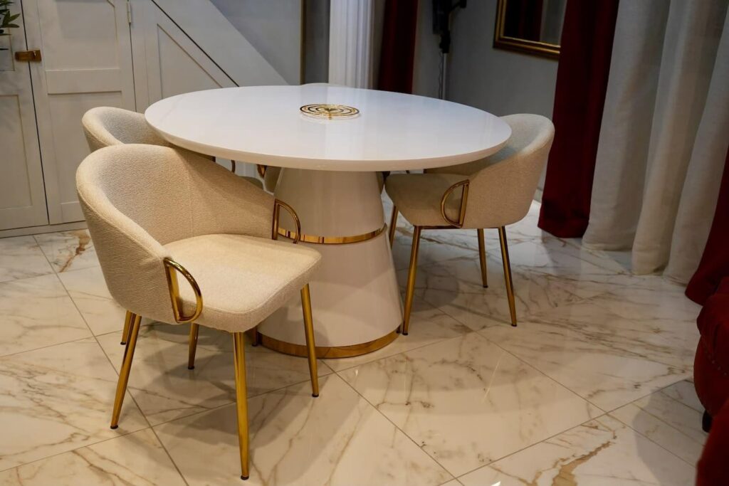 La Suite Romaine à Nîmes : espace repas, table ronde de 120 cm