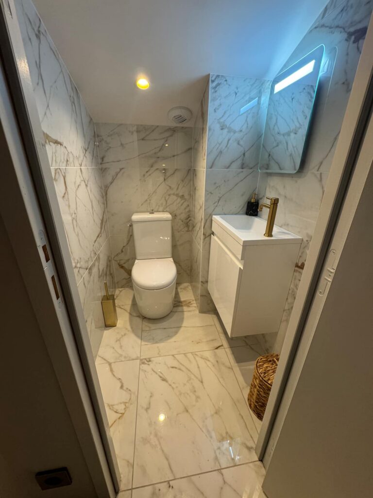 La Suite Romaine à Nîmes : WC avec lave-mains