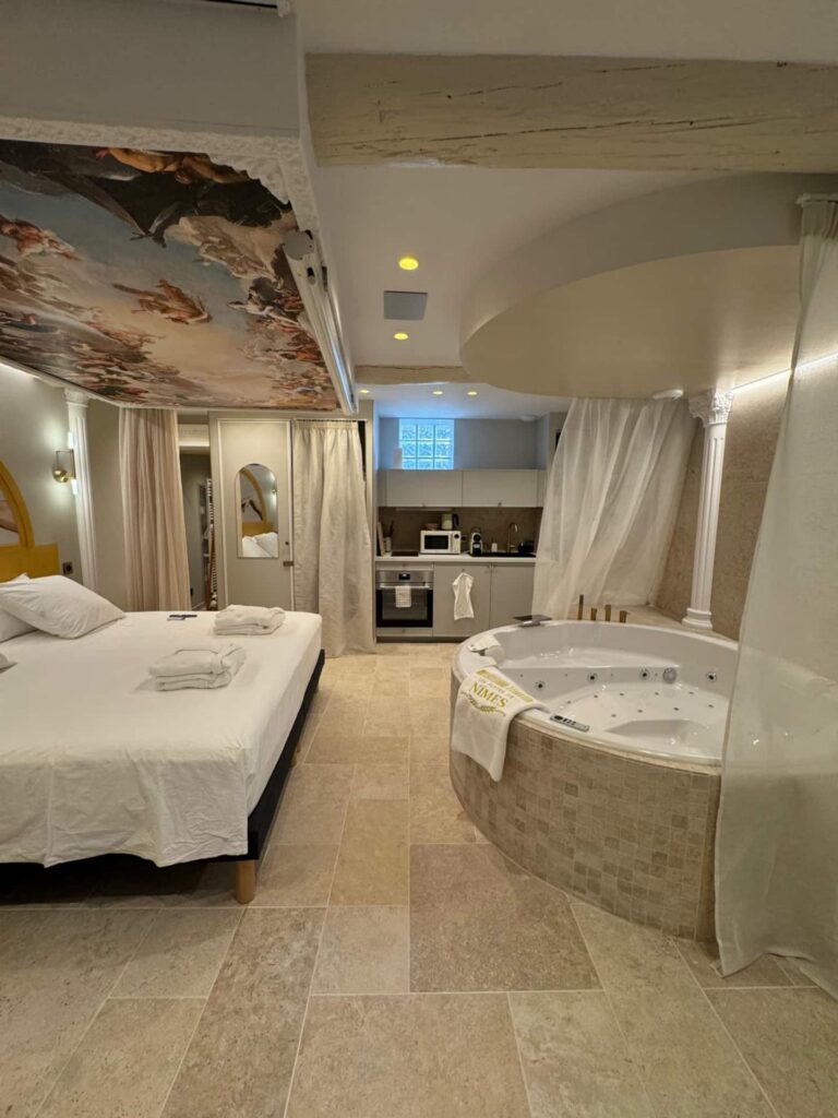 Les Thermes Romains à Nîmes : chambre et balnéo