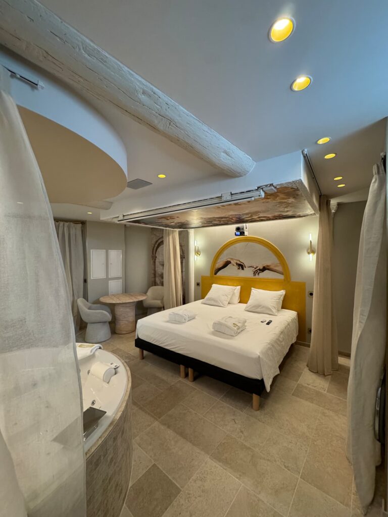 Les Thermes Romains à Nîmes : chambre, lit King Size