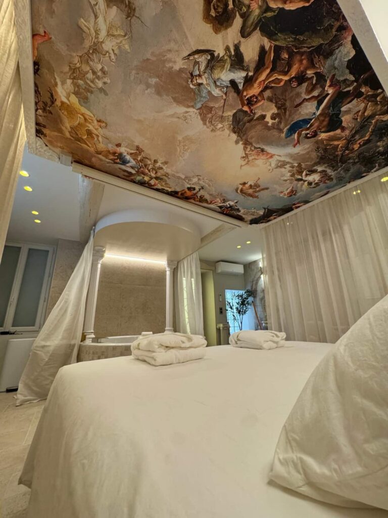 Les Thermes Romains à Nîmes : lit sous le plafond en fresque