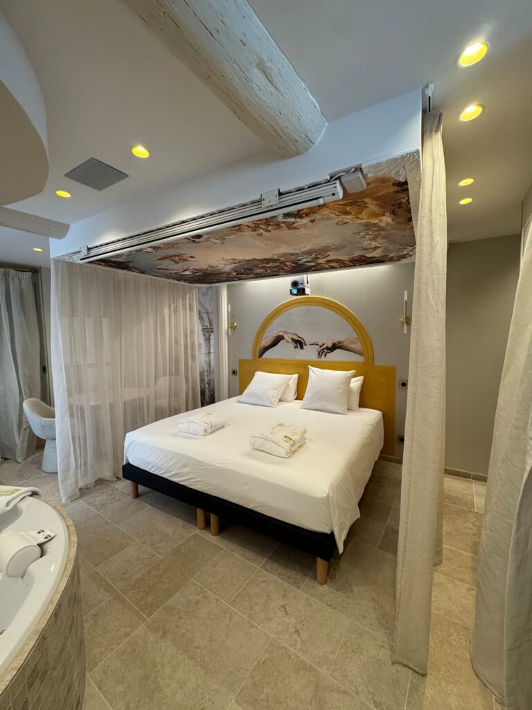Les Thermes Romains à Nîmes : chambre sous un plafond en fresque