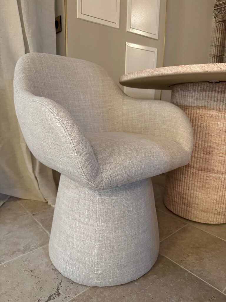 Les Thermes Romains à Nîmes : espace repas, fauteuil