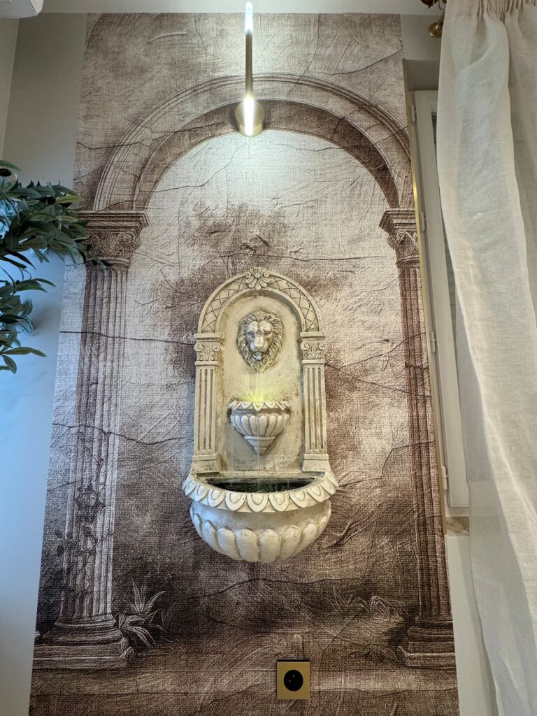 Les Thermes Romains à Nîmes : fontaine murale romaine