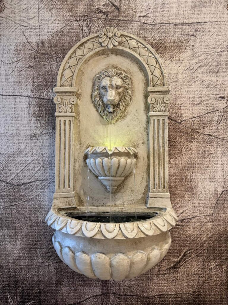 Les Thermes Romains à Nîmes : fontaine murale à tête de lion