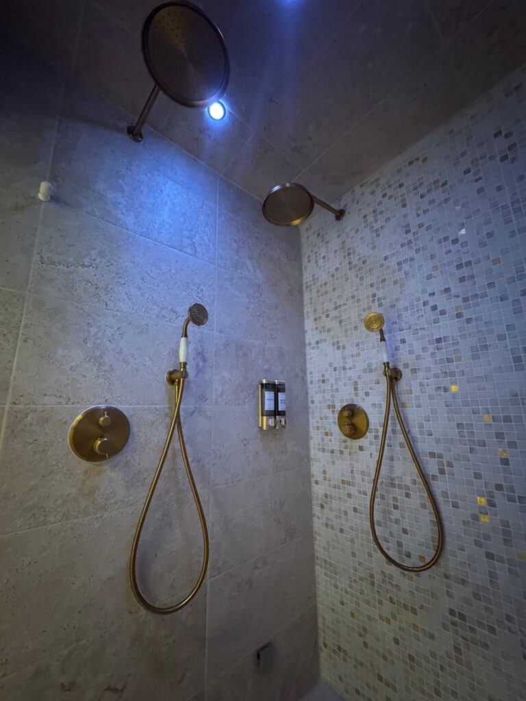 Les Thermes Romains à Nîmes : hammam, deux douches
