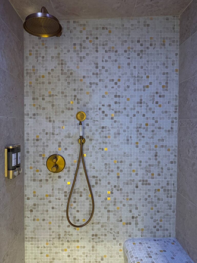 Les Thermes Romains à Nîmes : hammam en mosaïque, douche