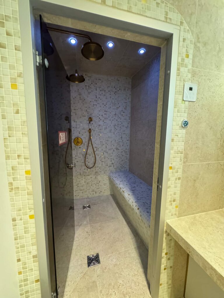 Les Thermes Romains à Nîmes : hammam privatif avec banc