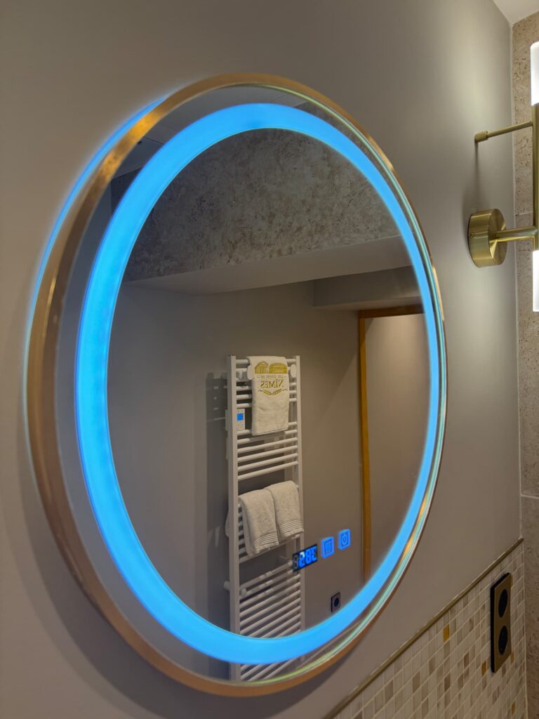 Les Thermes Romains à Nîmes : salle de bains, miroir lumineux